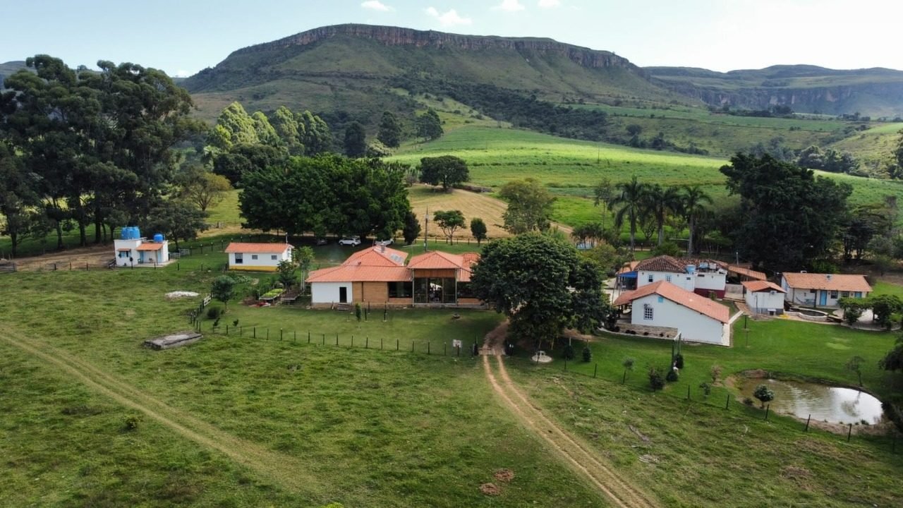 Vista aérea da propriedade com o gramado e a chapada da Canastra ao fundo