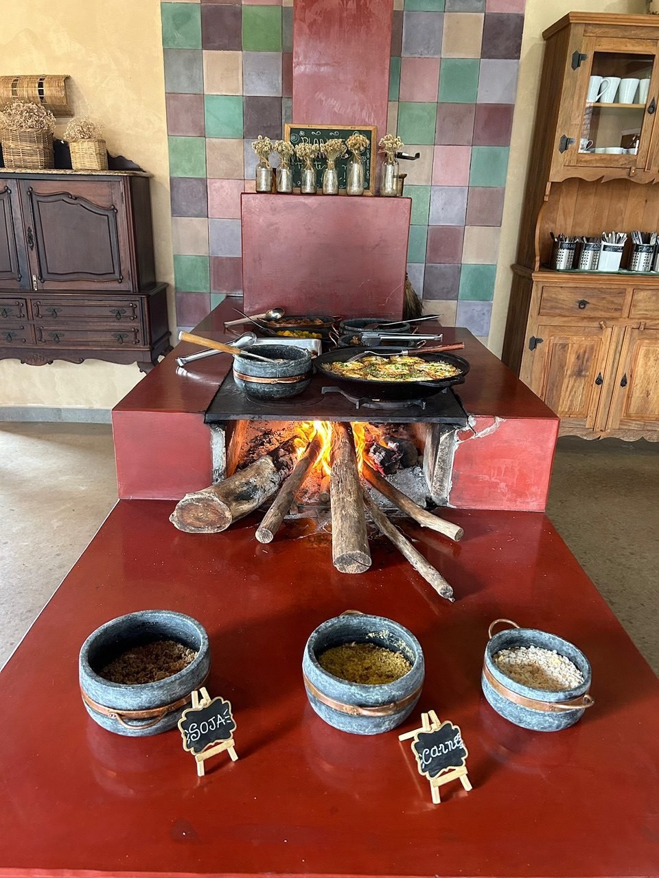 Fogão a lenha da Pousada Vale dos Canteiros com preparações da cozinha mineira.