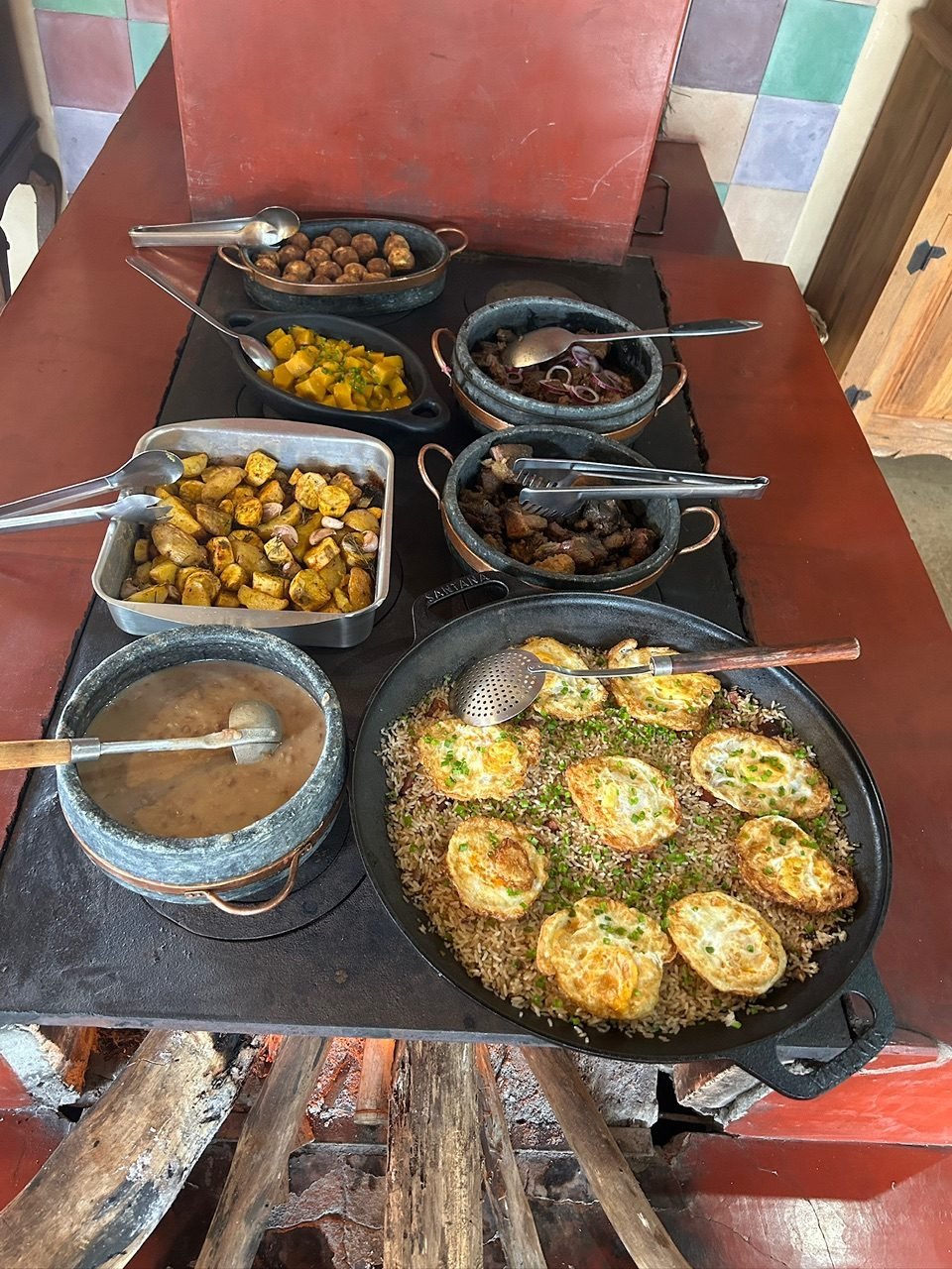 Comida mineira preparada no fogão a lenha da Pousada Vale dos Canteiros.